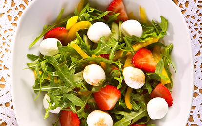 Овощной салат с клубникой