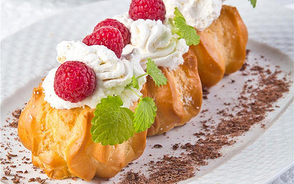 Заварные пирожные с малиной