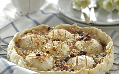 Пирог с миндалем и изюмом