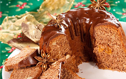 Шоколадный кекс с миндалем и сухофруктами