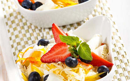 Летний салат с черникой