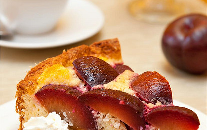 Манный пирог со сливами