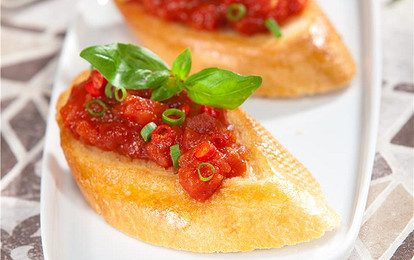 Брускетта с перцем чили