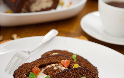 Шоколадный рулет с цукатами и грецкими орехами