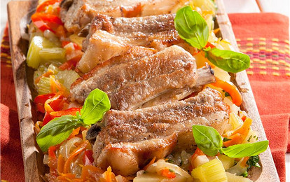 Аппетитные свиные ребрышки на подушке из овощей