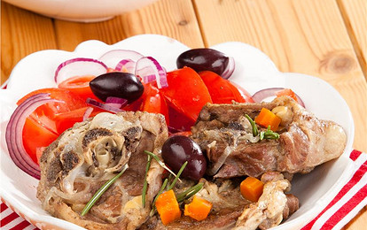 Тушеная баранина с красным вином и свежими травами