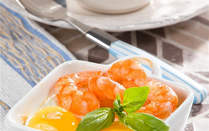 Запеченные яйца с креветками и чесноком