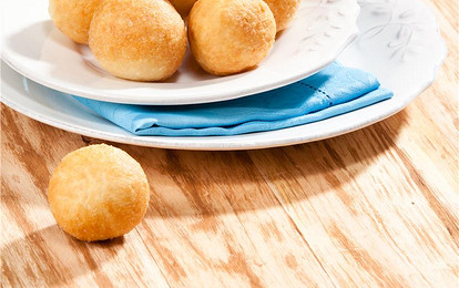 Золотистые пончики с яблоком и корицей