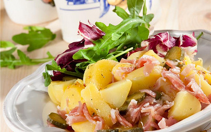 Салат из картофеля, бекона и огурцов