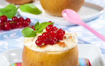 Десерт из яблок с творогом и орехами