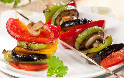 Печеные овощи и грибы на шпажках