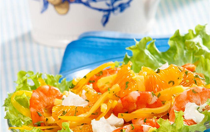Салат по-тоскански с креветками, мандаринами и мягким сыром