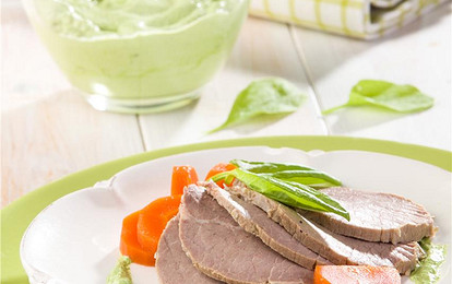 Вареная говядина с кислым соссом из щавеля