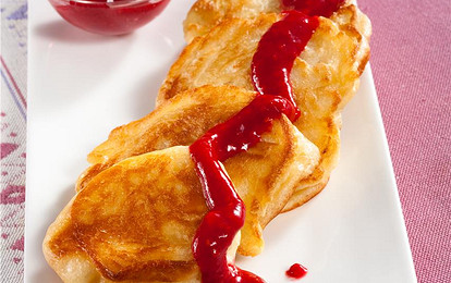 Оладьи с яблоками и малиновым соусом