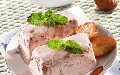 Клубничный пломбир со свежей мятой и ягодами