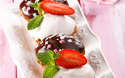 Клубничные кексы с темным и белым шоколадом
