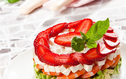 Салат из королевских креветок, риса и клубники