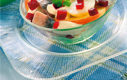 Салат с сельдью и яблоком