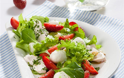 Салат с курицей и клубникой