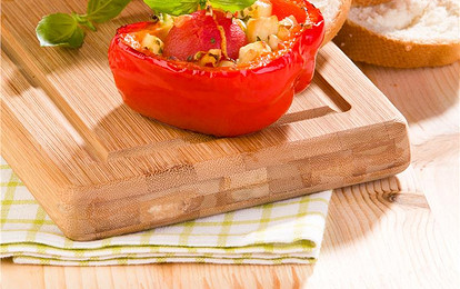 Перцы с сыром сулугуни, помидорами черри, цедрой и кедровыми орешками