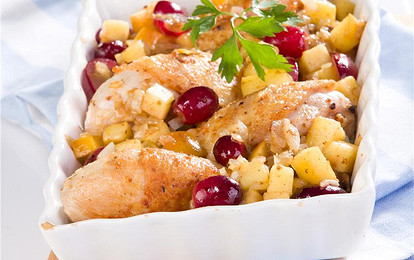 Запеченные куриные голени с красным виноградом и кислым яблоком