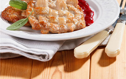 Мясная плетенка с клюквенным соусом