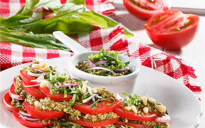 Помидоры с песто и луком