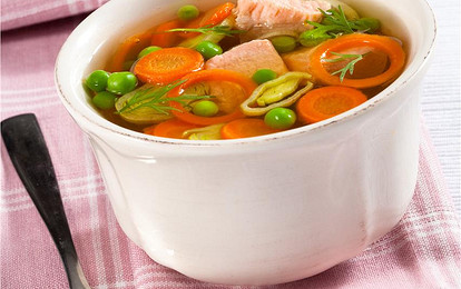 Изысканный суп из лосося с зеленым горошком и луком-пореем