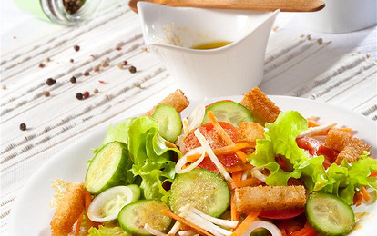 Салат из свежих овощей в горчичном соусе