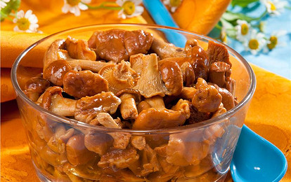 Маринованные лисички с пряной гвоздикой