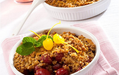 Пряничный десерт с вишней