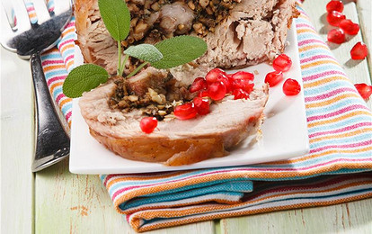 Мясо по-царски с начинкой из кинзы и орехов