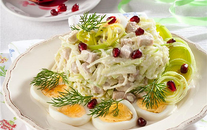 Мясной салат с редькой, репчатым луком, яйцом и гранатом