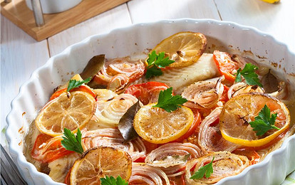 Запеченная рыба с помидорами и лимоном