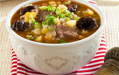 Мясной суп с яблоком и черносливом