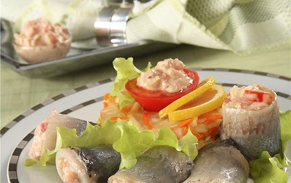 Рулеты из малосольной сельди