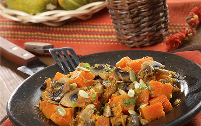 Тыква, тушенная с грибами, морковью и луком