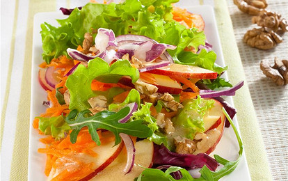 Пестрый салат с морковью и яблоком 