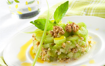 Сельдерей в ореховом соусе