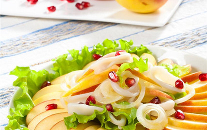 Салат из кальмаров с фруктами 