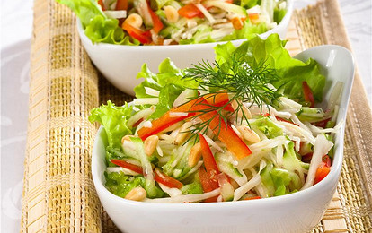 Салат из капусты с орешками