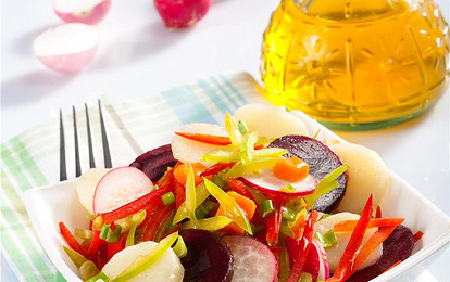 Картофельный салат со свеклой, редисом и сладким перцем