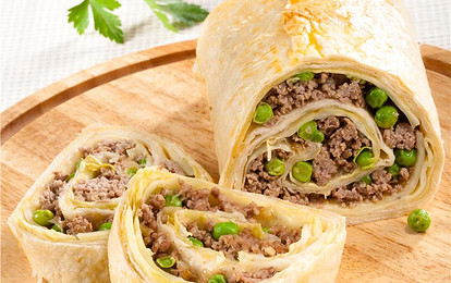 Мясной пирог с зеленым горошком