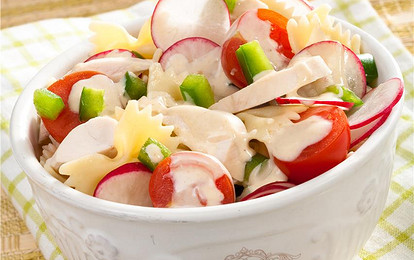 Cалат с куриным филе, редисом и макаронами
