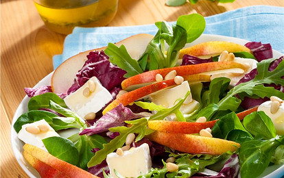 Зеленый салат с мягким сыром и грушами