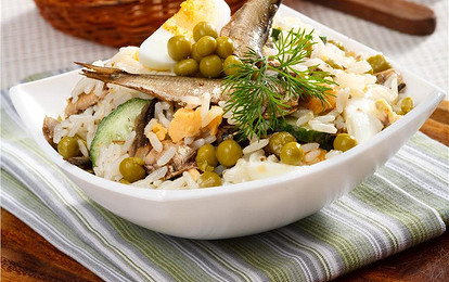 Рижский салат со шпротами и огурцами