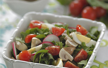 Салат из шпината с черемшой, шампиньонами и редисом 