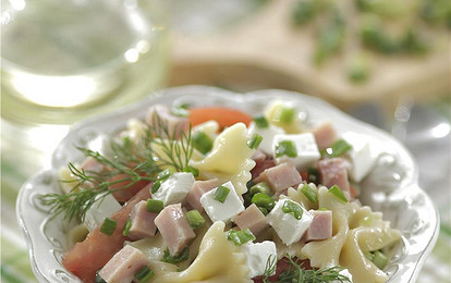 Макаронный салат с ветчиной, зеленым луком и сыром фета