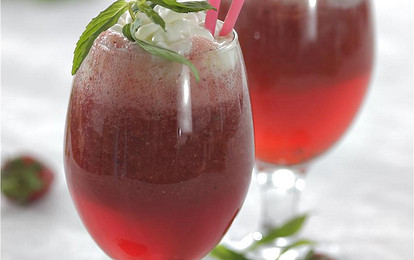 Клубничный коктейль с мятой