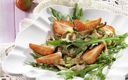 Салат с клубникой